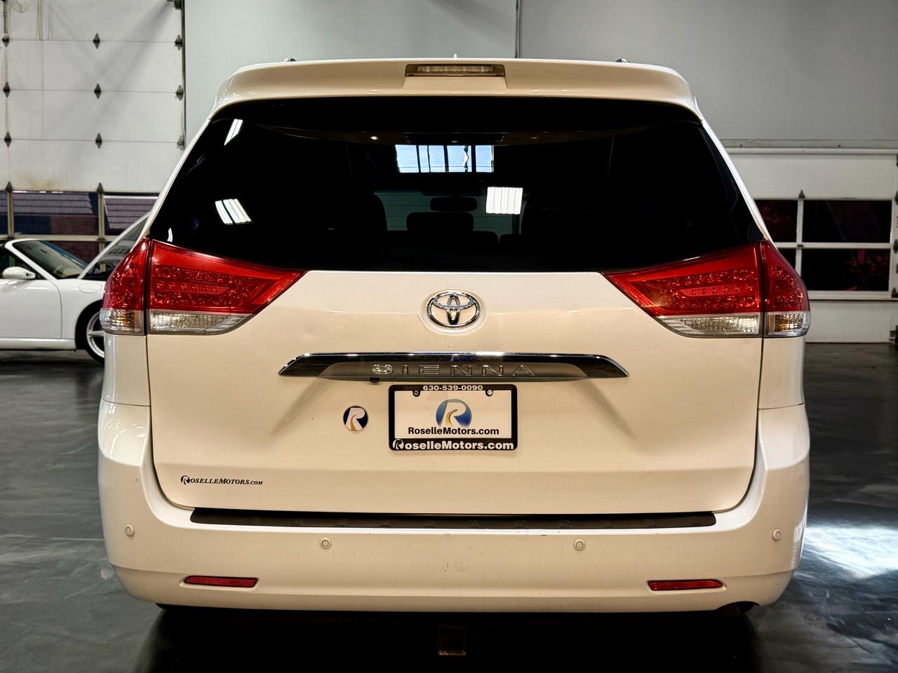 Toyota Sienna 5dr 7-Pass Van V6 XLE AWD (Natl) 2013