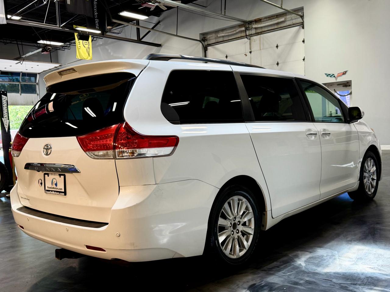 Toyota Sienna 5dr 7-Pass Van V6 XLE AWD (Natl) 2013