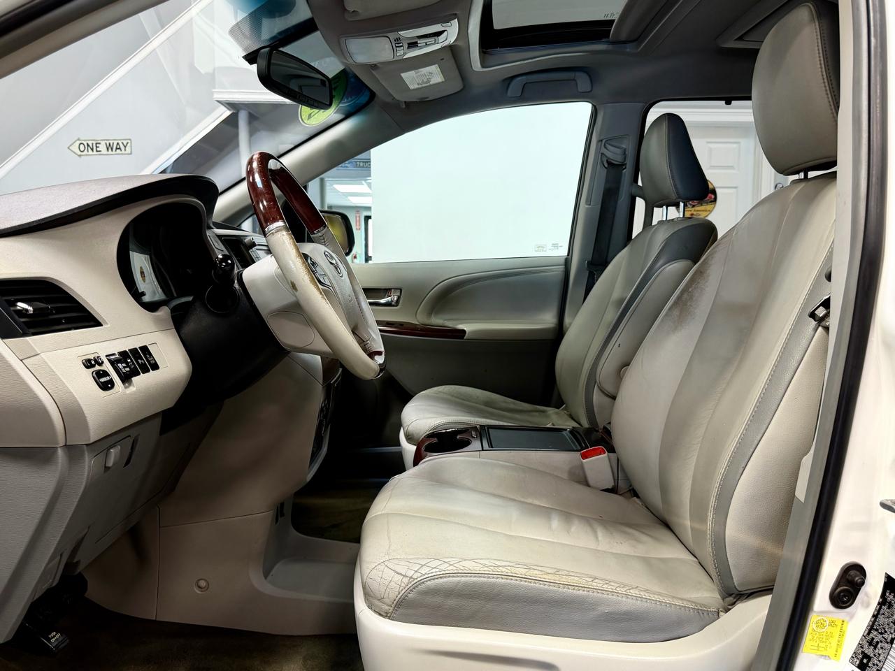 Toyota Sienna 5dr 7-Pass Van V6 XLE AWD (Natl) 2013