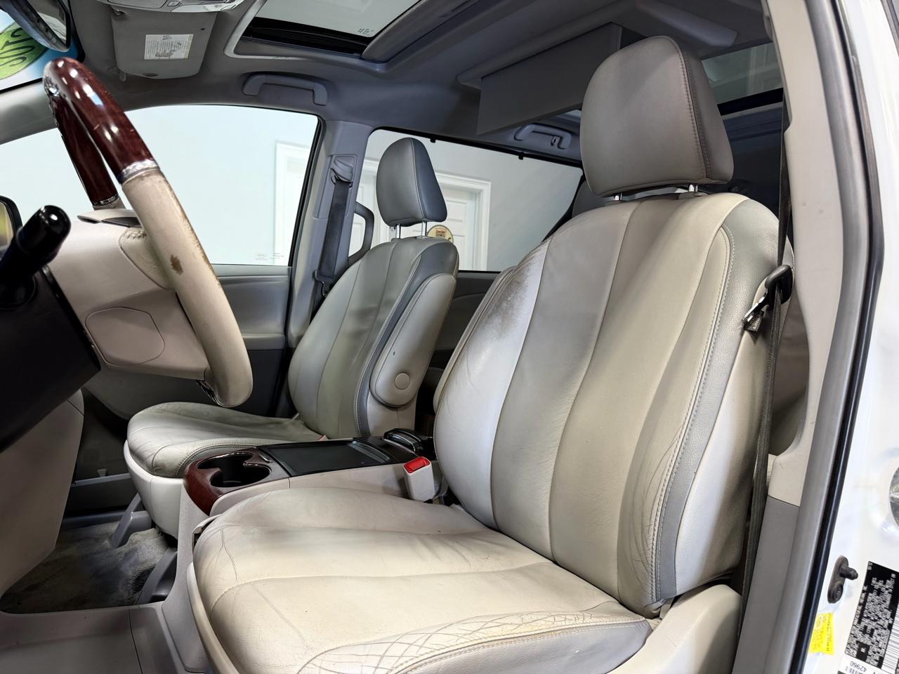 Toyota Sienna 5dr 7-Pass Van V6 XLE AWD (Natl) 2013