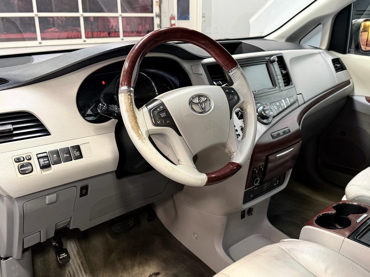 Toyota Sienna 5dr 7-Pass Van V6 XLE AWD (Natl) 2013