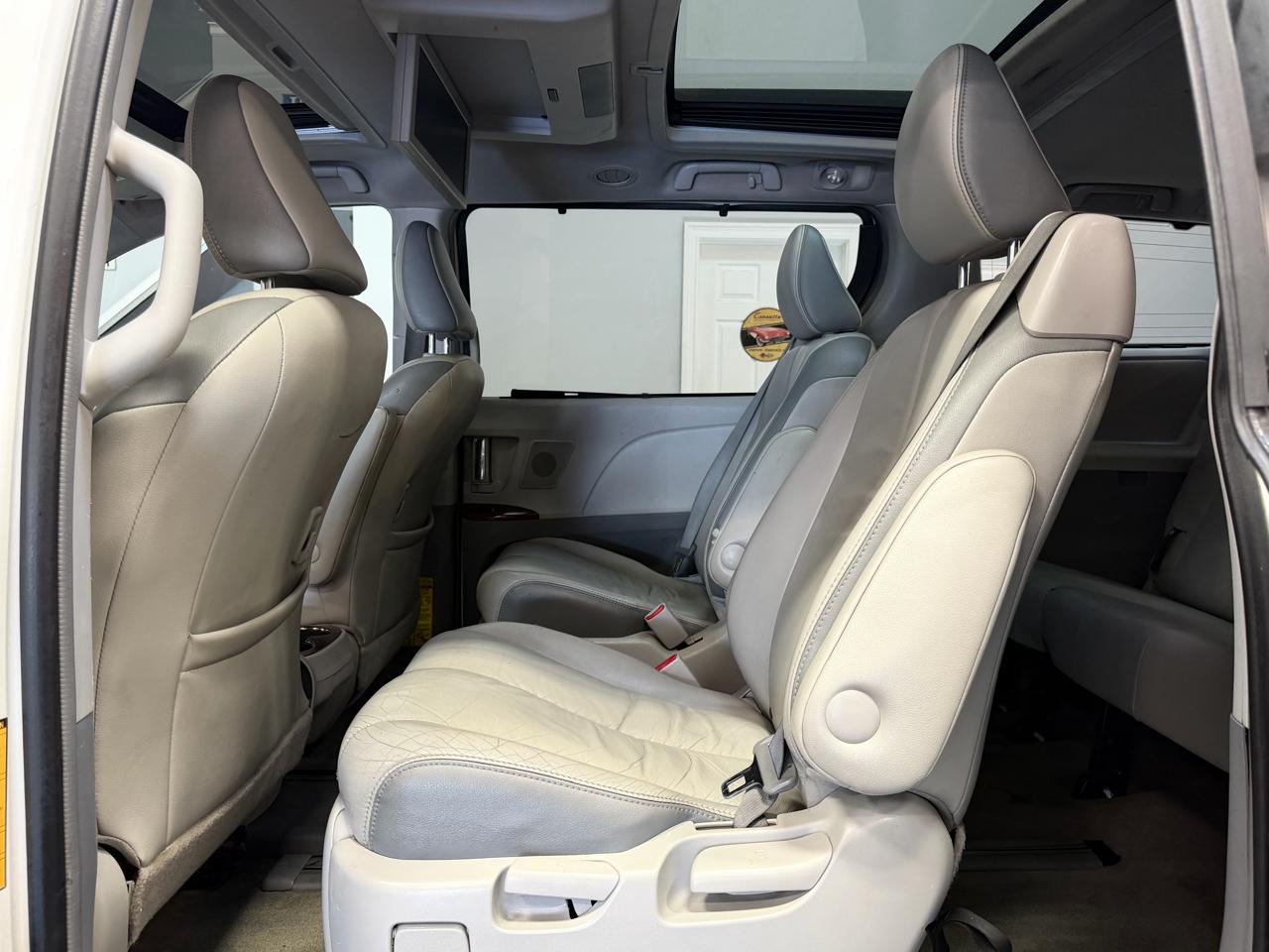 Toyota Sienna 5dr 7-Pass Van V6 XLE AWD (Natl) 2013