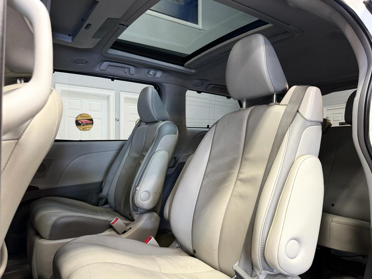Toyota Sienna 5dr 7-Pass Van V6 XLE AWD (Natl) 2013