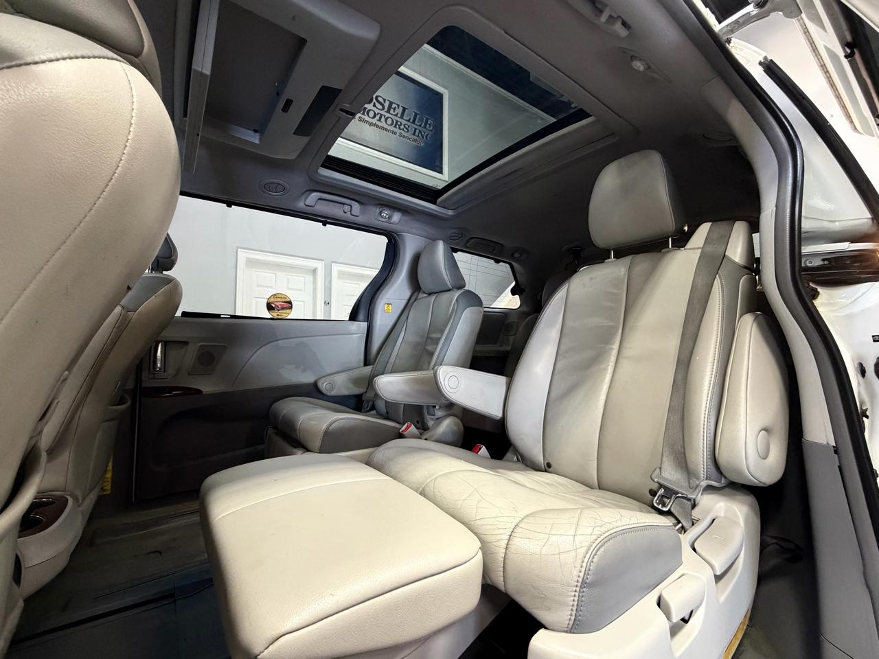 Toyota Sienna 5dr 7-Pass Van V6 XLE AWD (Natl) 2013