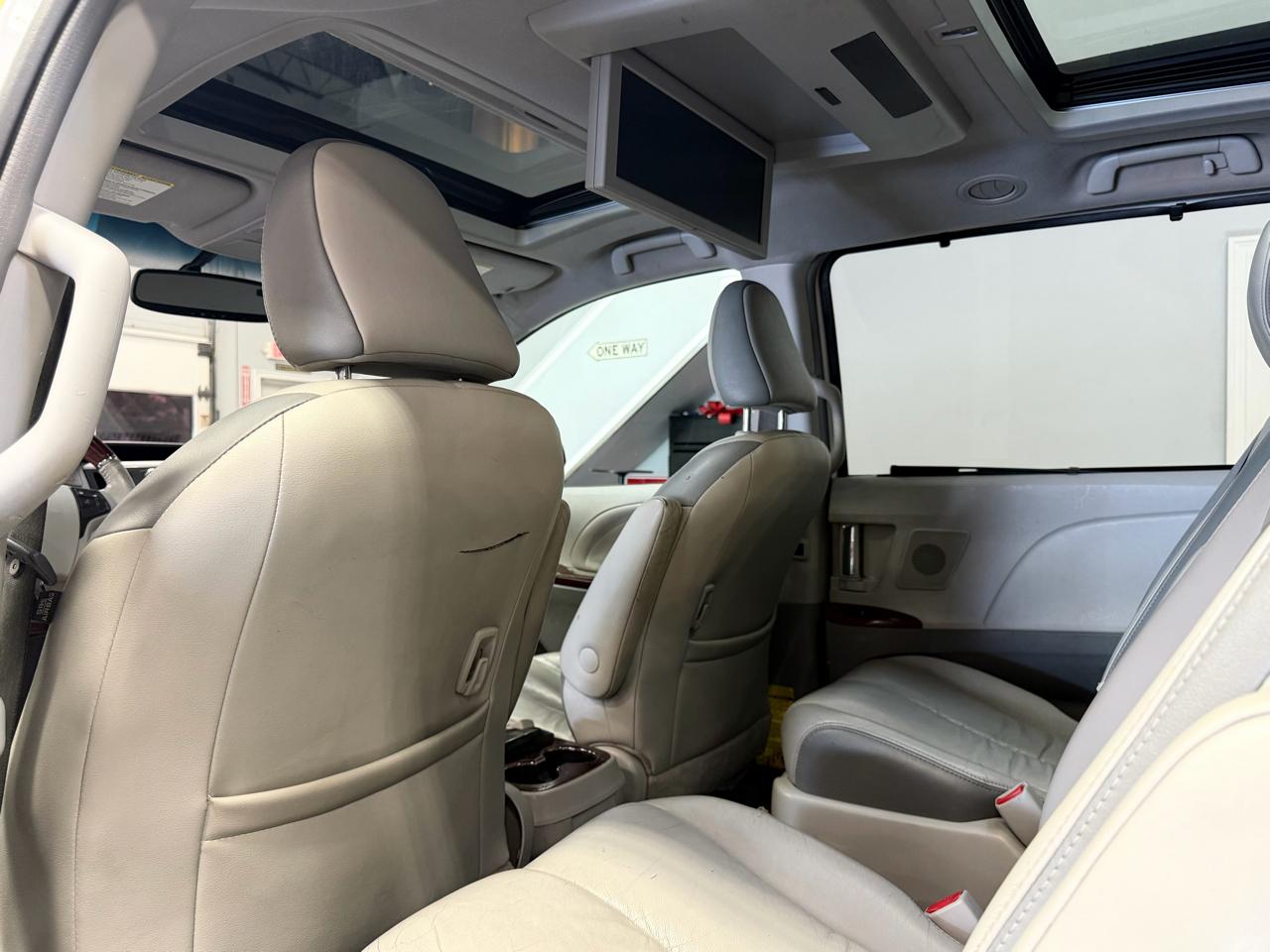 Toyota Sienna 5dr 7-Pass Van V6 XLE AWD (Natl) 2013