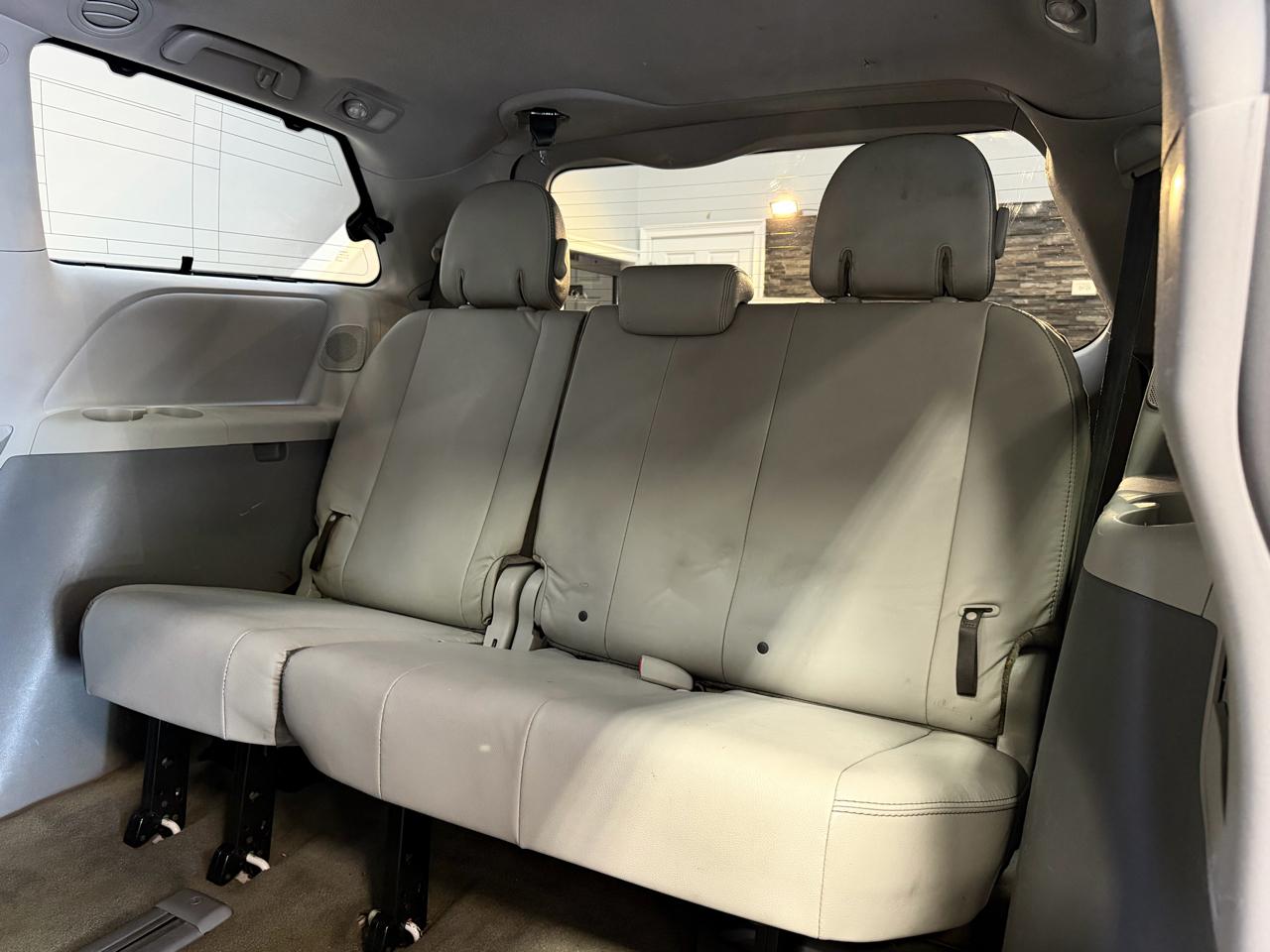 Toyota Sienna 5dr 7-Pass Van V6 XLE AWD (Natl) 2013