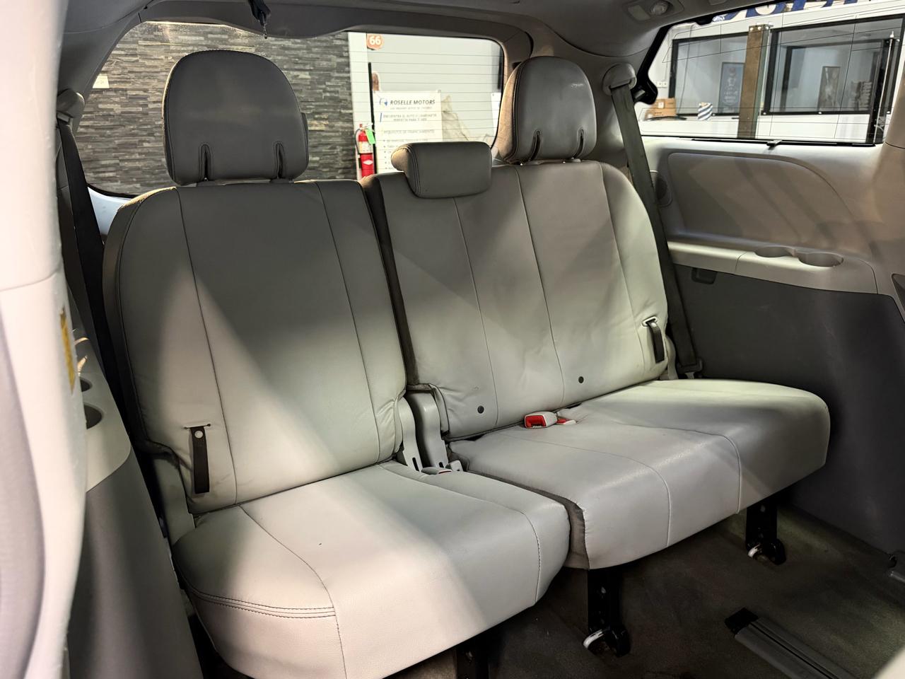 Toyota Sienna 5dr 7-Pass Van V6 XLE AWD (Natl) 2013