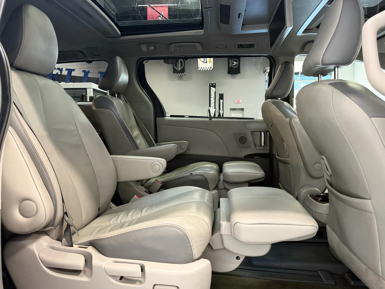 Toyota Sienna 5dr 7-Pass Van V6 XLE AWD (Natl) 2013