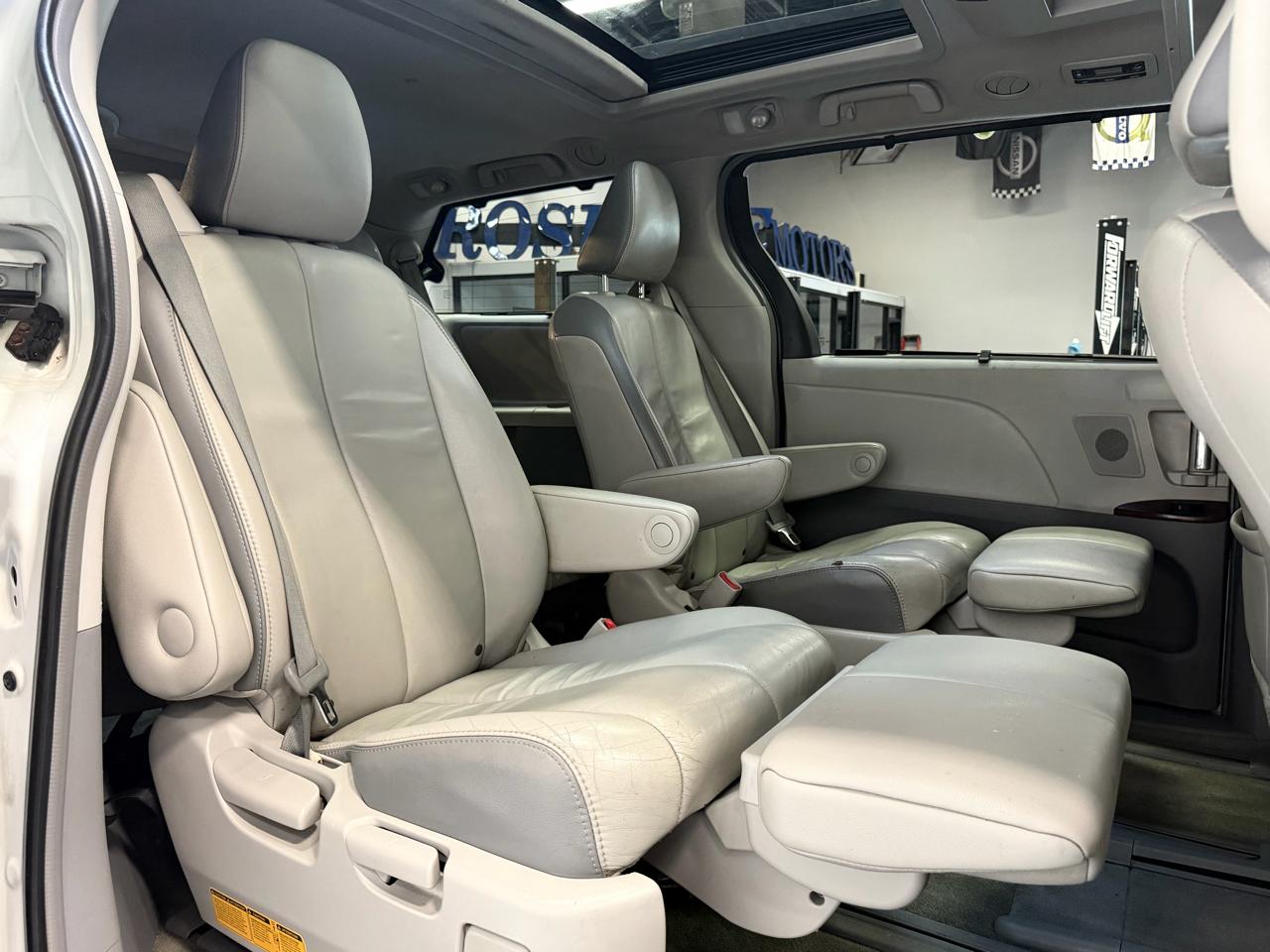Toyota Sienna 5dr 7-Pass Van V6 XLE AWD (Natl) 2013