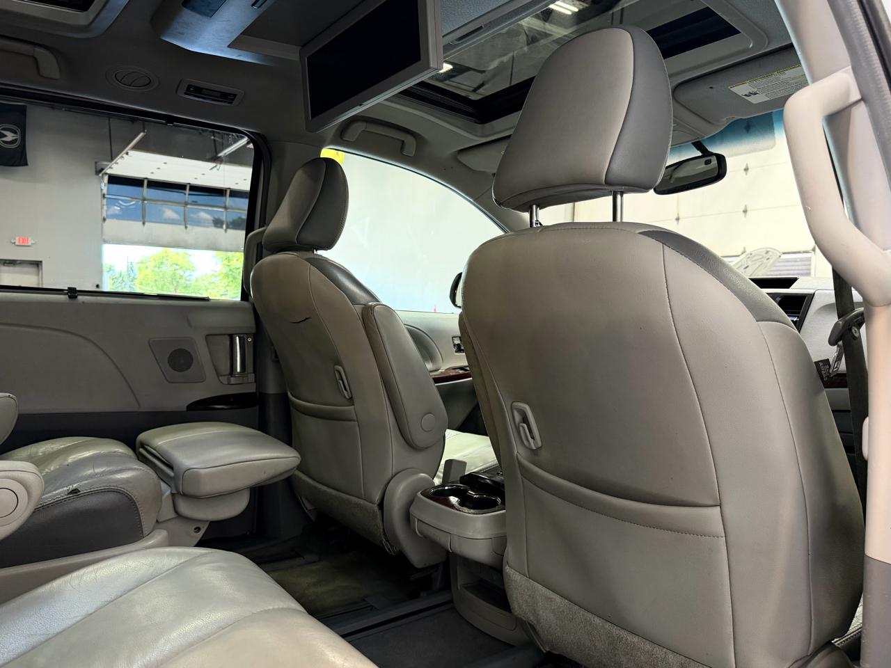 Toyota Sienna 5dr 7-Pass Van V6 XLE AWD (Natl) 2013