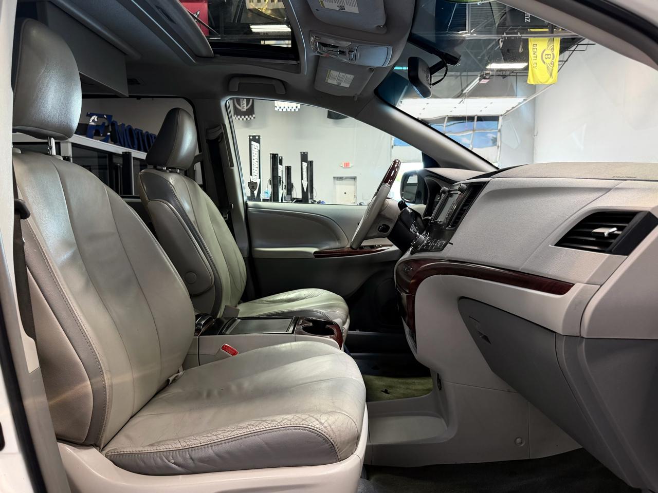 Toyota Sienna 5dr 7-Pass Van V6 XLE AWD (Natl) 2013