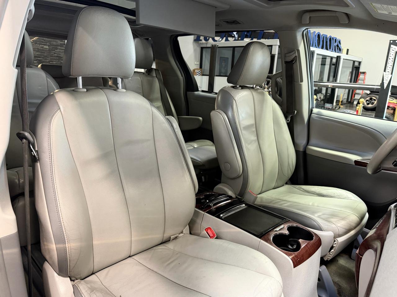 Toyota Sienna 5dr 7-Pass Van V6 XLE AWD (Natl) 2013