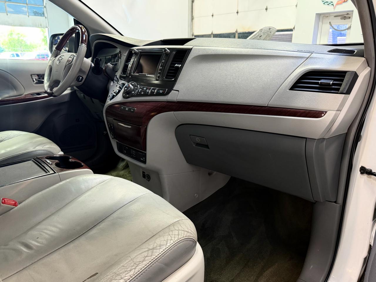 Toyota Sienna 5dr 7-Pass Van V6 XLE AWD (Natl) 2013