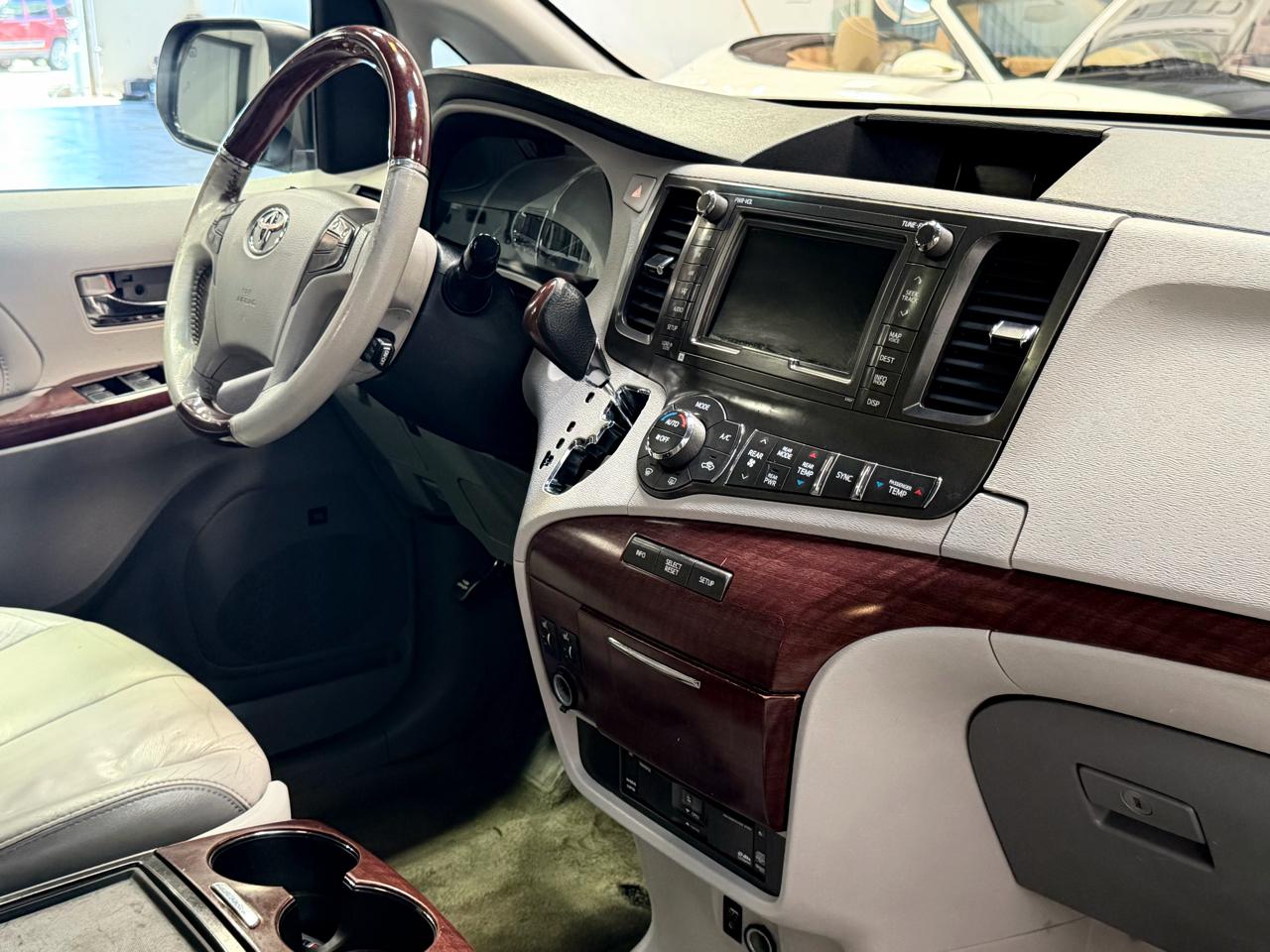 Toyota Sienna 5dr 7-Pass Van V6 XLE AWD (Natl) 2013