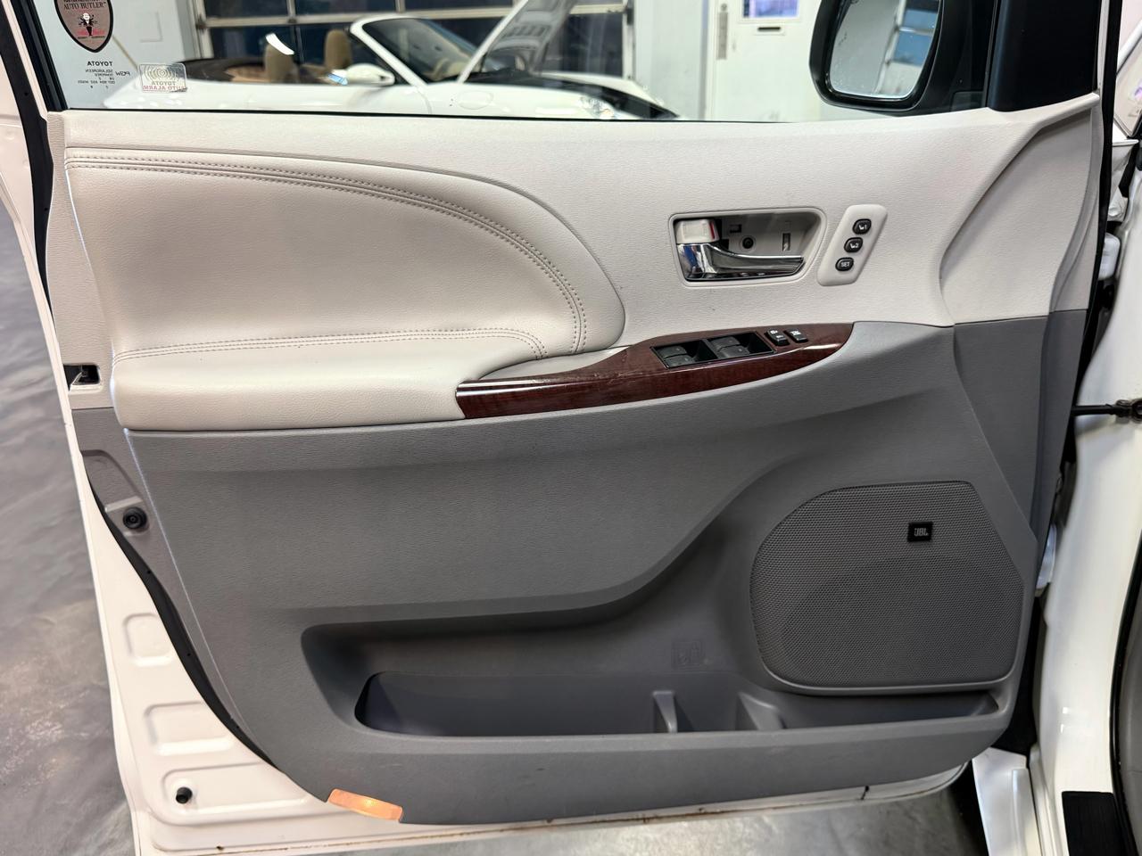 Toyota Sienna 5dr 7-Pass Van V6 XLE AWD (Natl) 2013