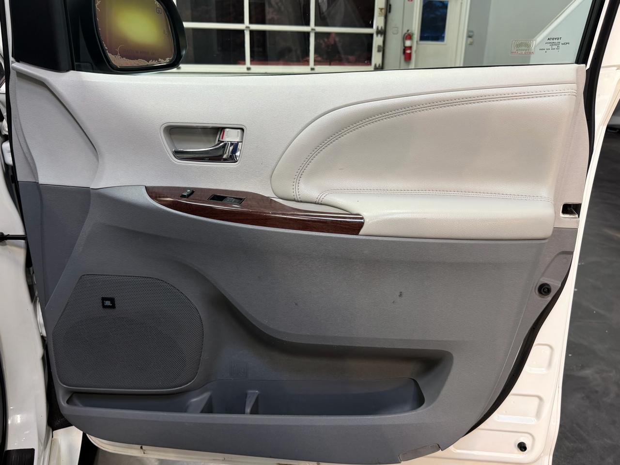 Toyota Sienna 5dr 7-Pass Van V6 XLE AWD (Natl) 2013