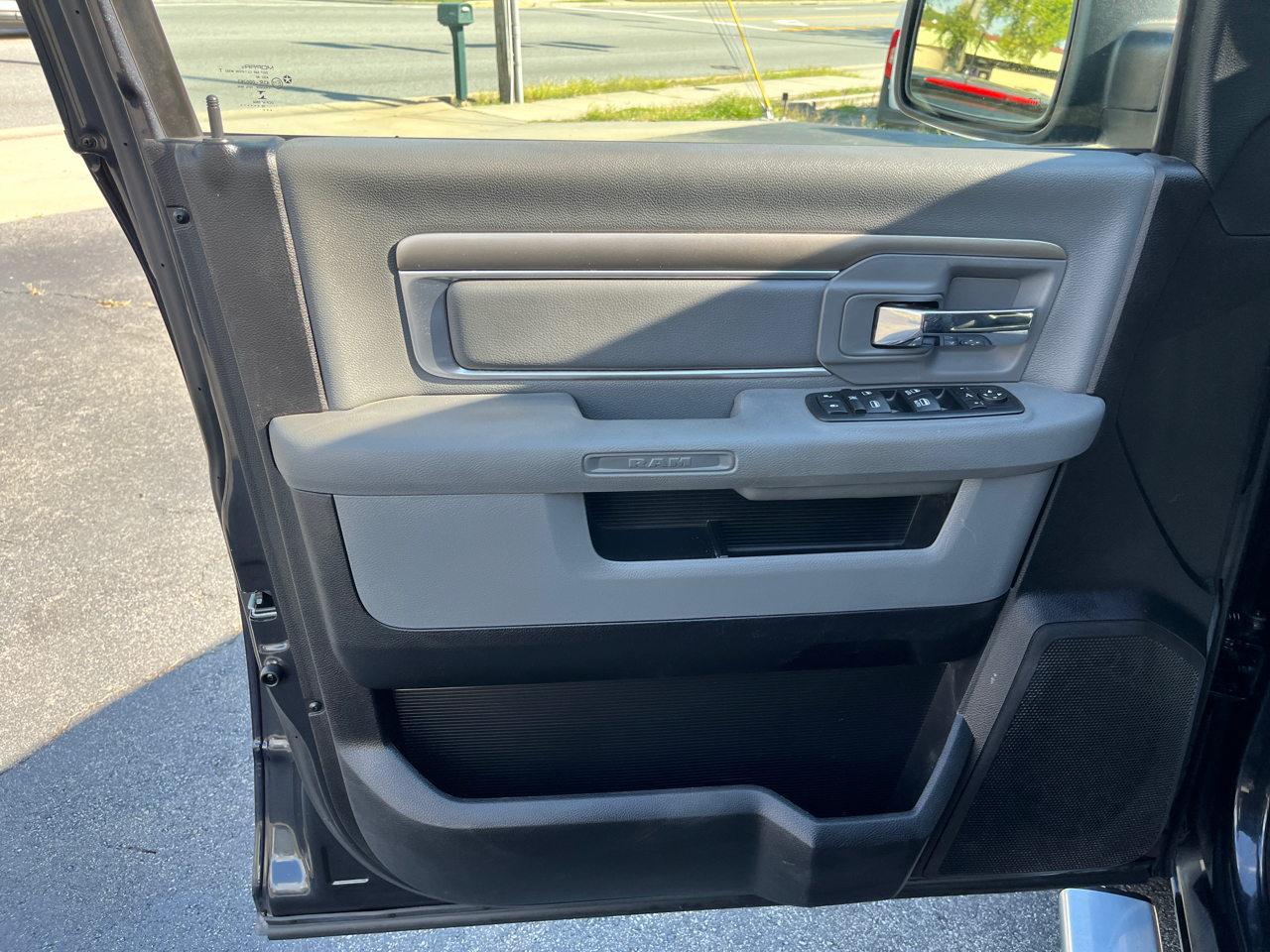 RAM 1500 4WD Crew Cab 140.5" Big Horn 2016 RAM 1500 4WD Crew Cab 140.5" Big Horn 2016