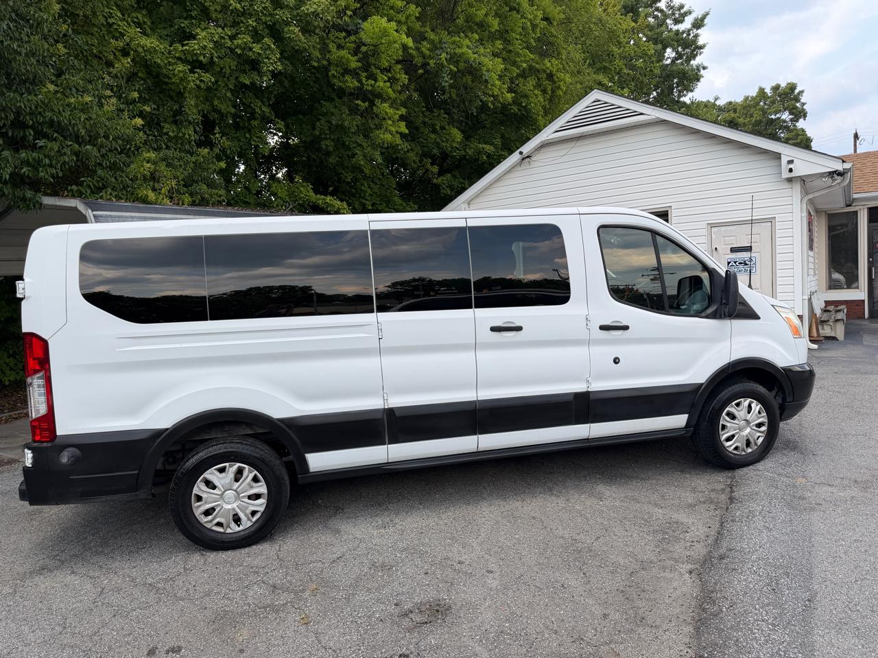 Ford Transit 350 Wagon Low Roof XLT 60/40 Pass. 148-in. WB 2015