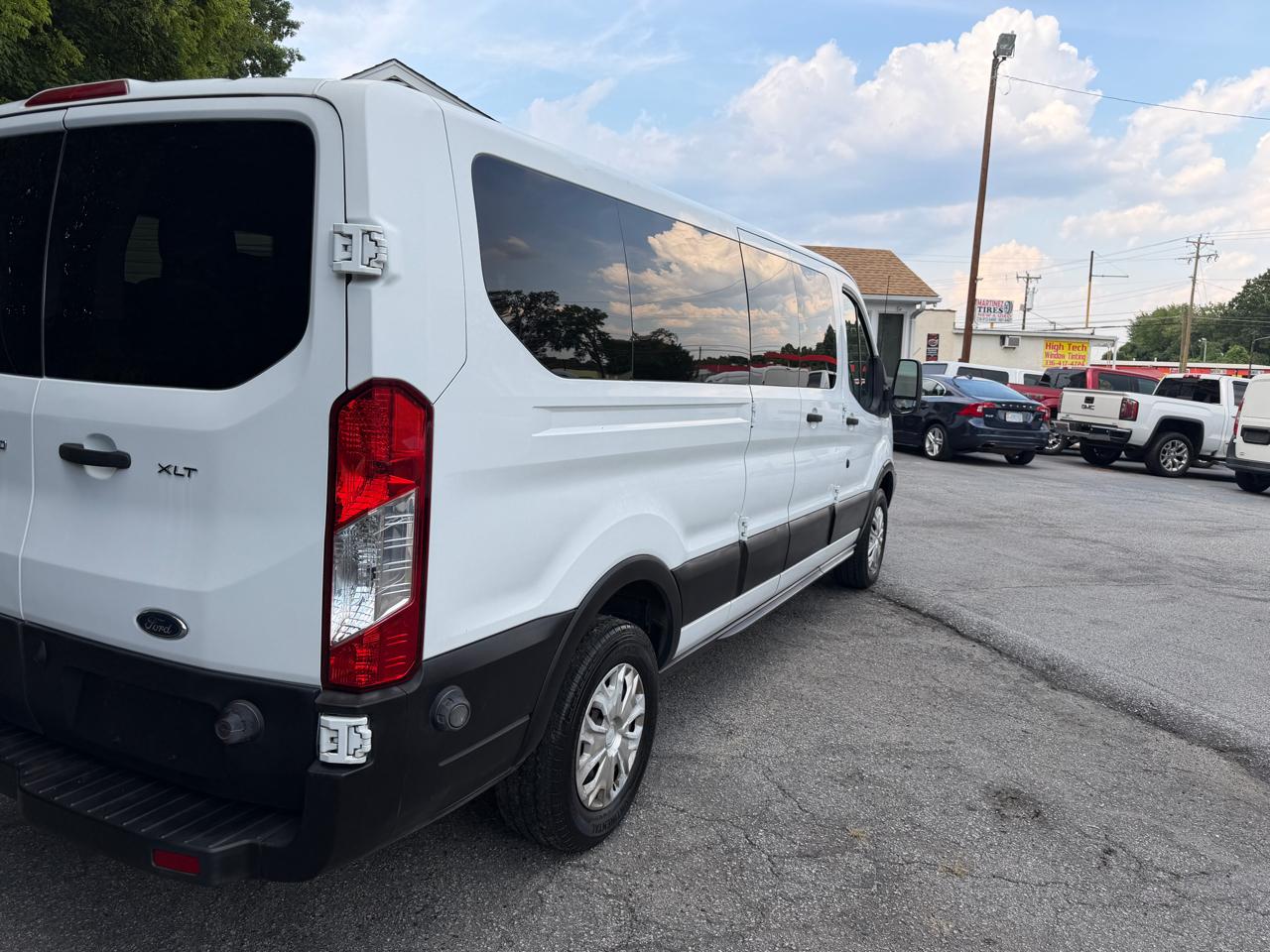 Ford Transit 350 Wagon Low Roof XLT 60/40 Pass. 148-in. WB 2015
