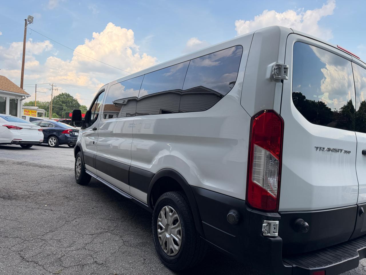 Ford Transit 350 Wagon Low Roof XLT 60/40 Pass. 148-in. WB 2015