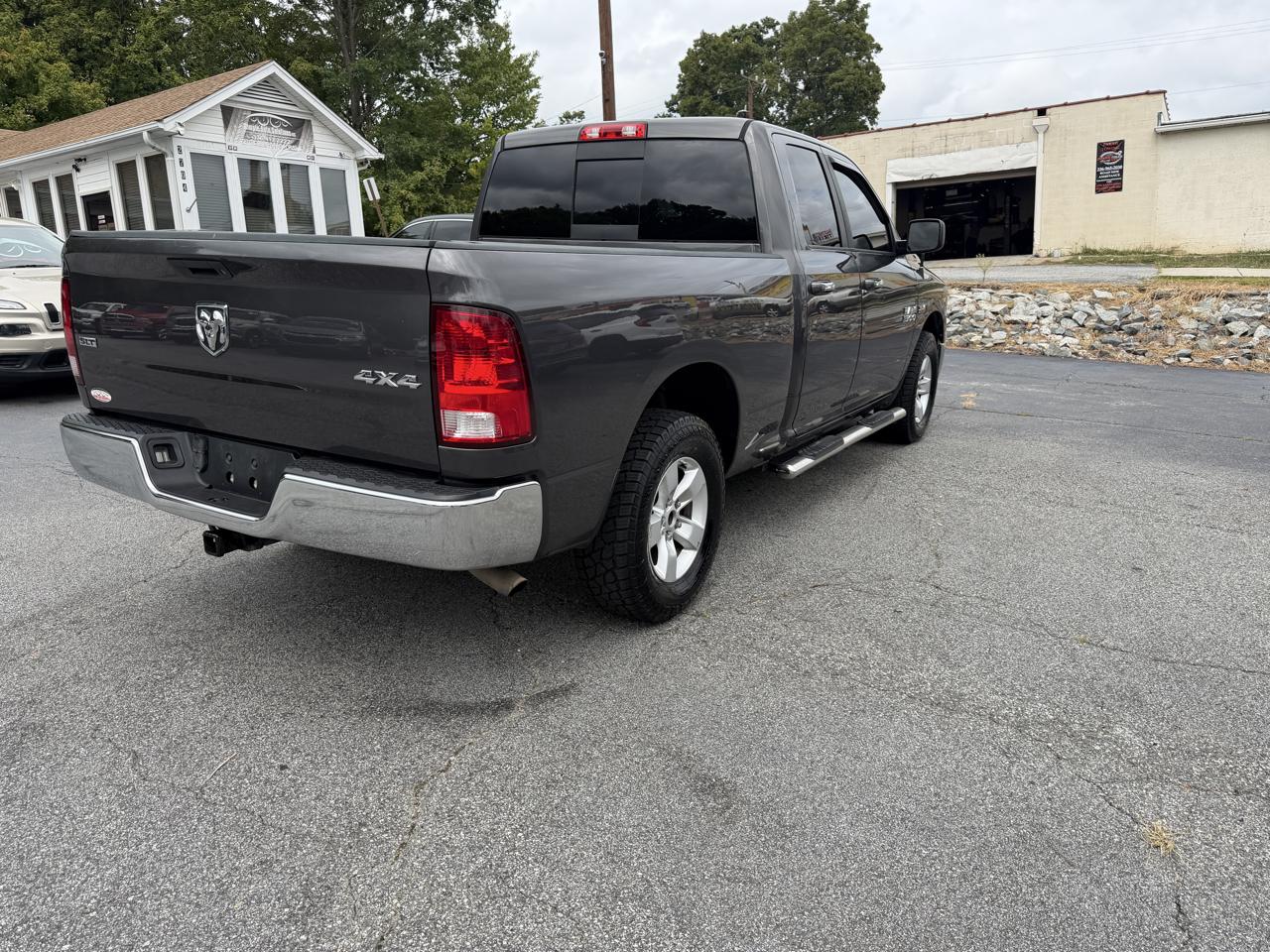 RAM 1500 4WD Quad Cab 140.5" SLT 2017