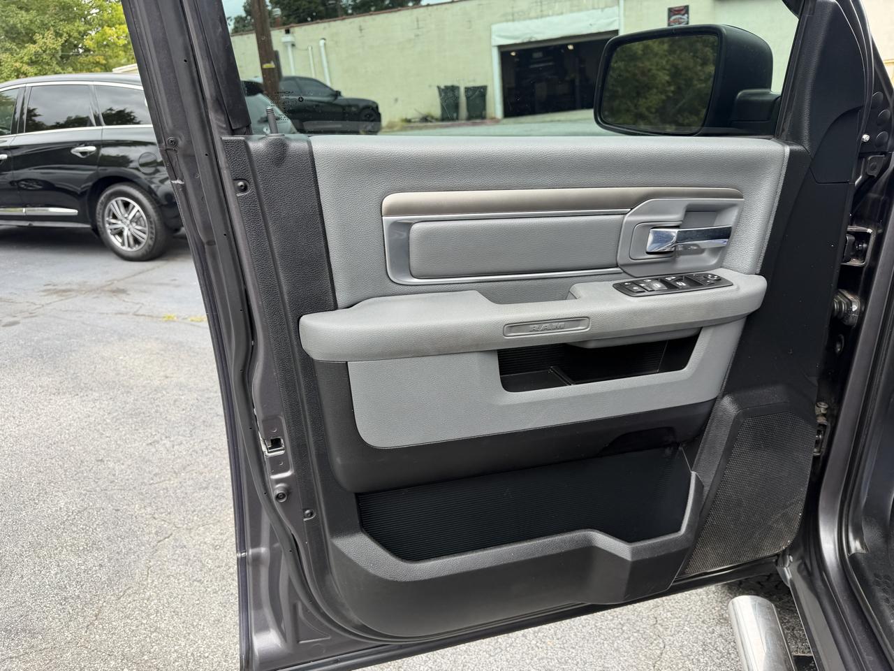 RAM 1500 4WD Quad Cab 140.5" SLT 2017