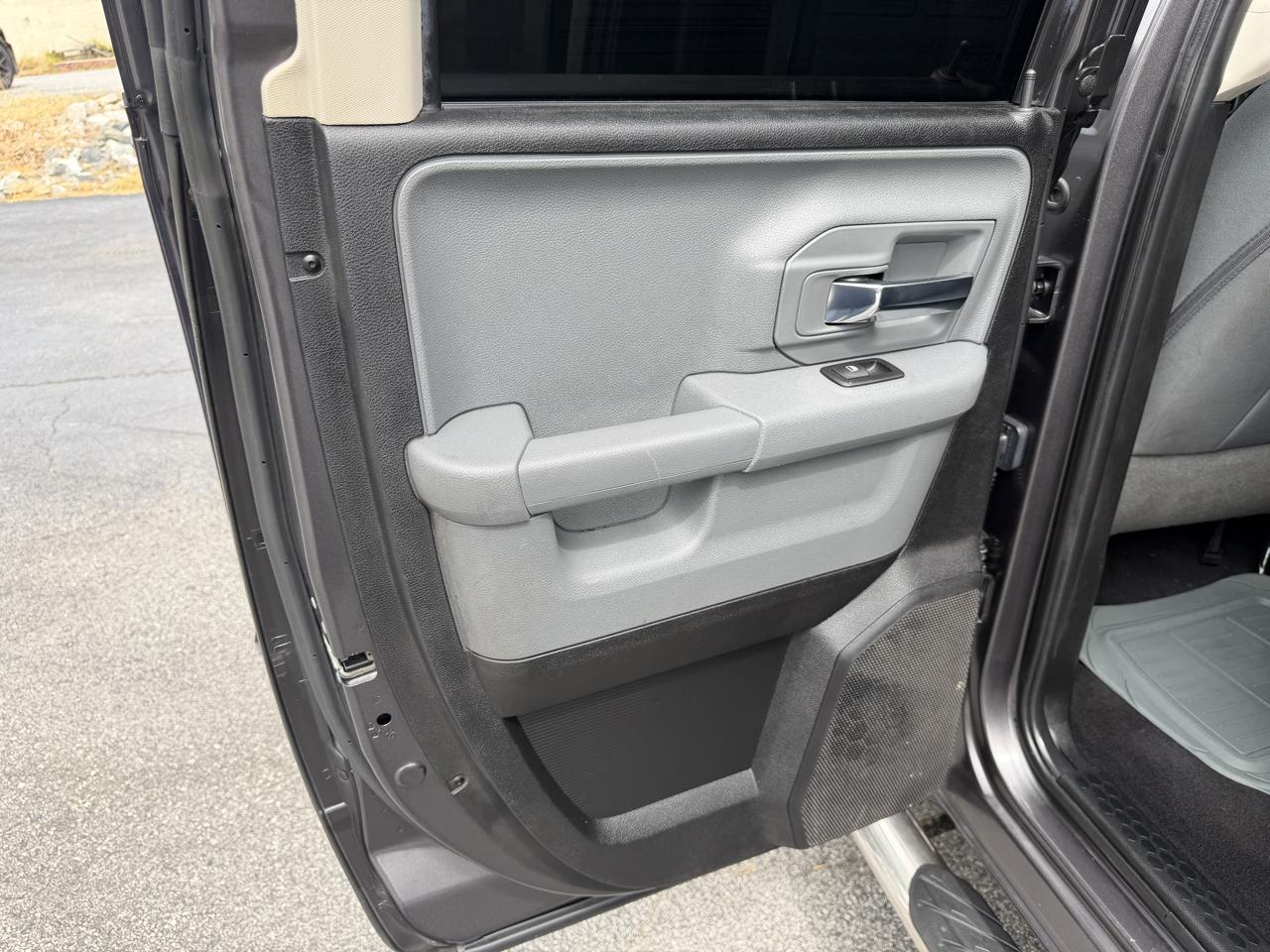 RAM 1500 4WD Quad Cab 140.5" SLT 2017