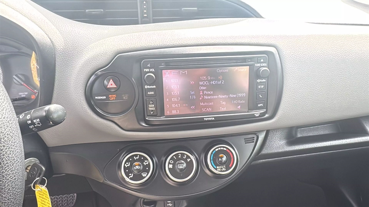 Toyota Yaris SE 5-Door AT 2015
