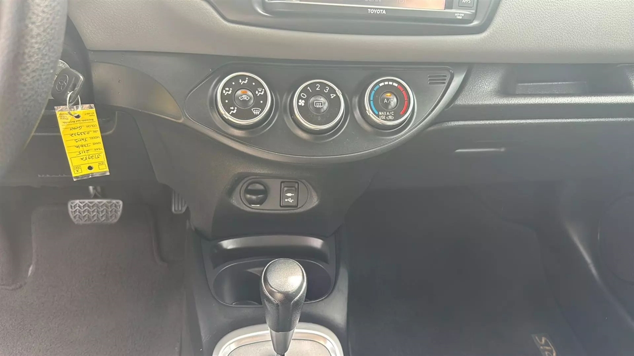 Toyota Yaris SE 5-Door AT 2015