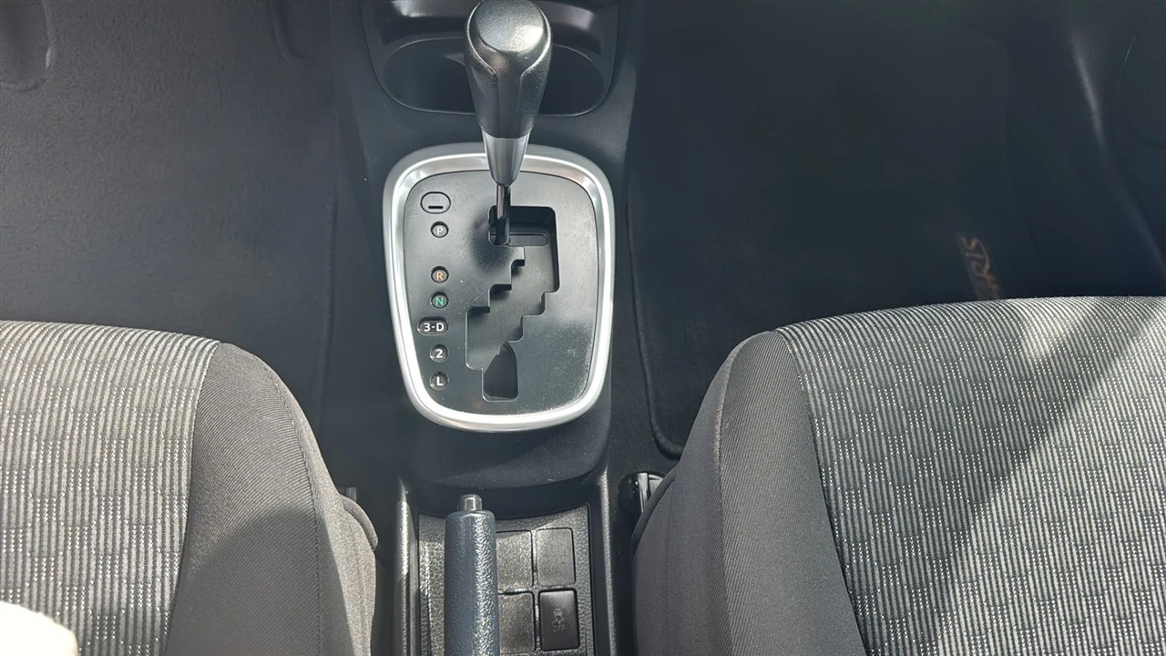 Toyota Yaris SE 5-Door AT 2015