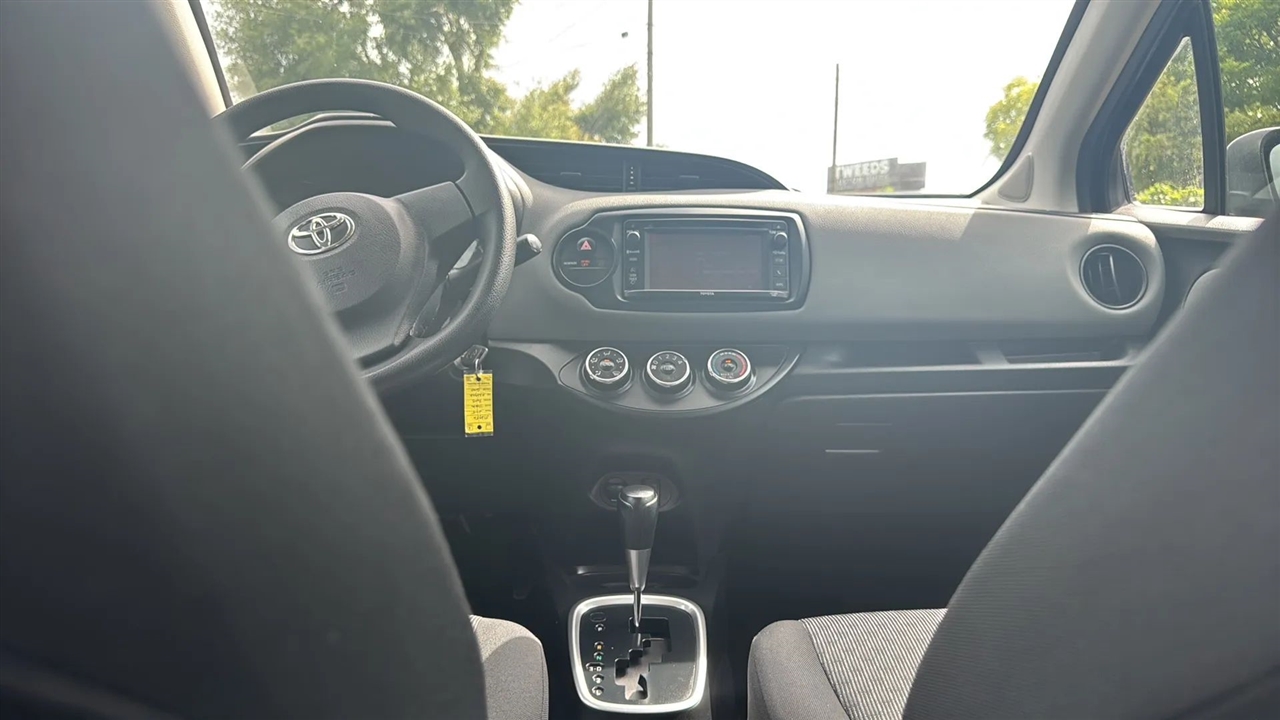 Toyota Yaris SE 5-Door AT 2015