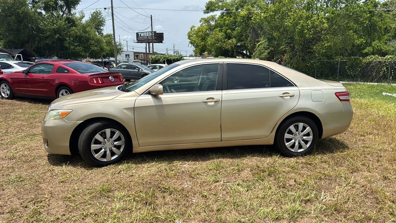 Toyota Camry LE 6-Spd AT 2011