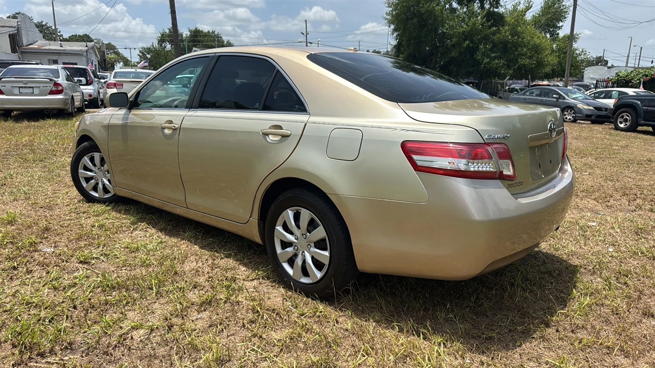 Toyota Camry LE 6-Spd AT 2011