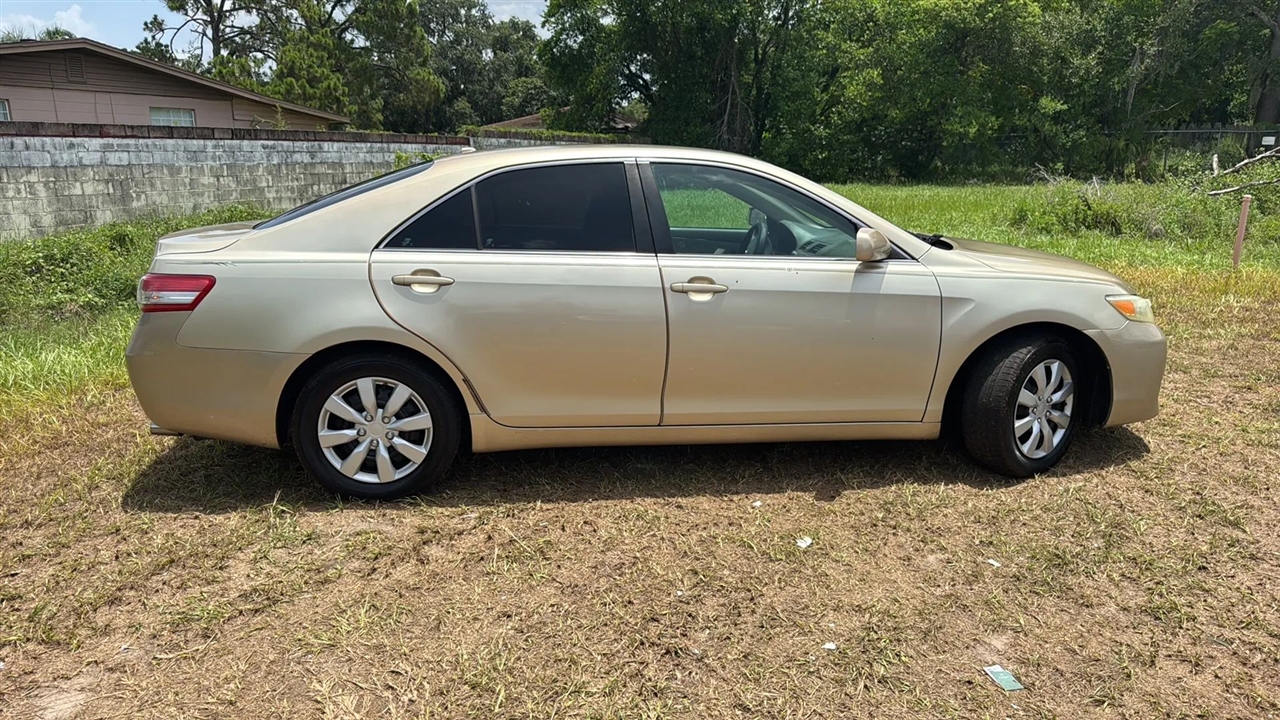 Toyota Camry LE 6-Spd AT 2011