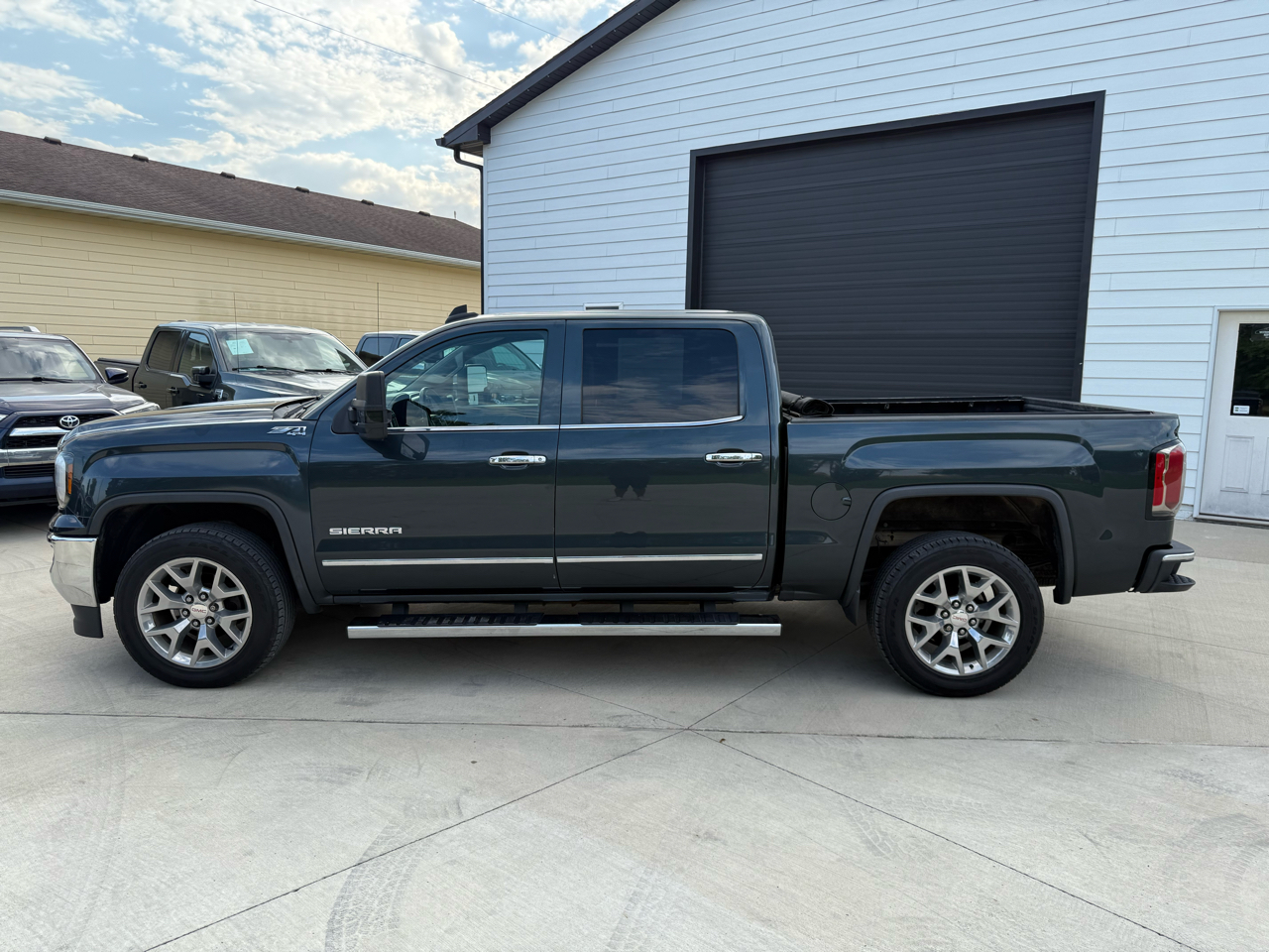 2017 Gmc Sierra 1500 SLT photo 2