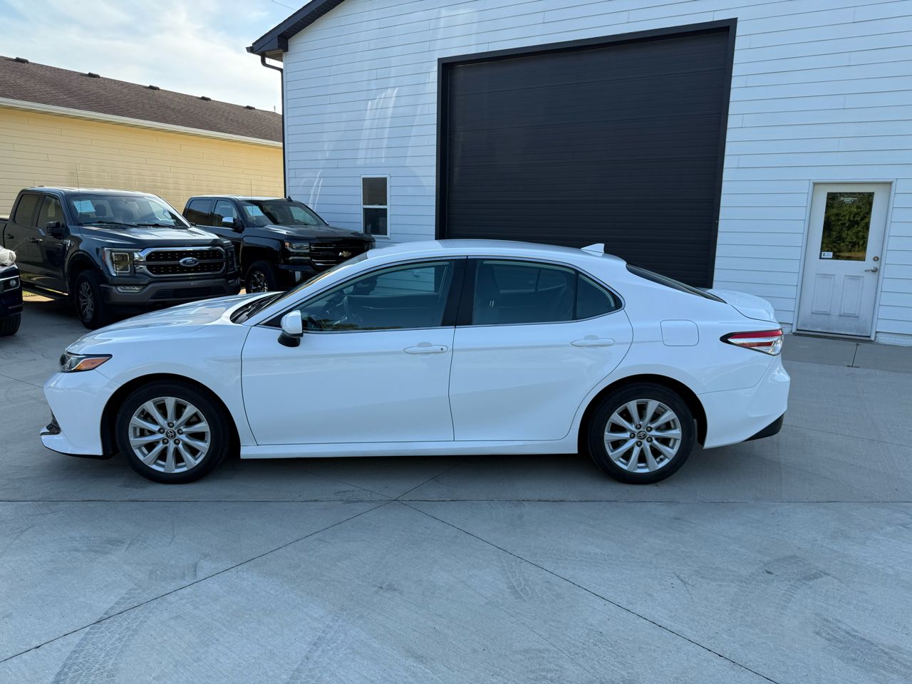 2020 Toyota Camry LE photo 2