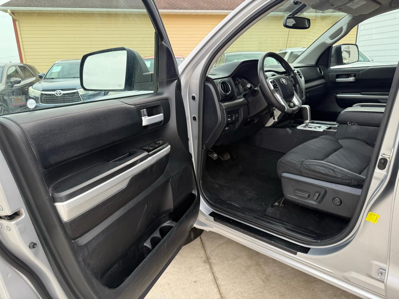 Toyota Tundra SR5 5.7L V8 FFV Double Cab 4WD 2017