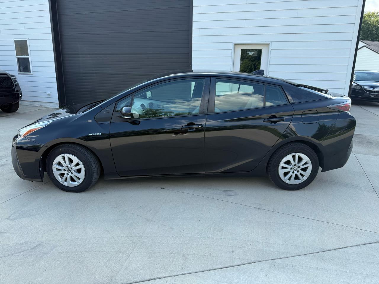 Toyota Prius Two 2016