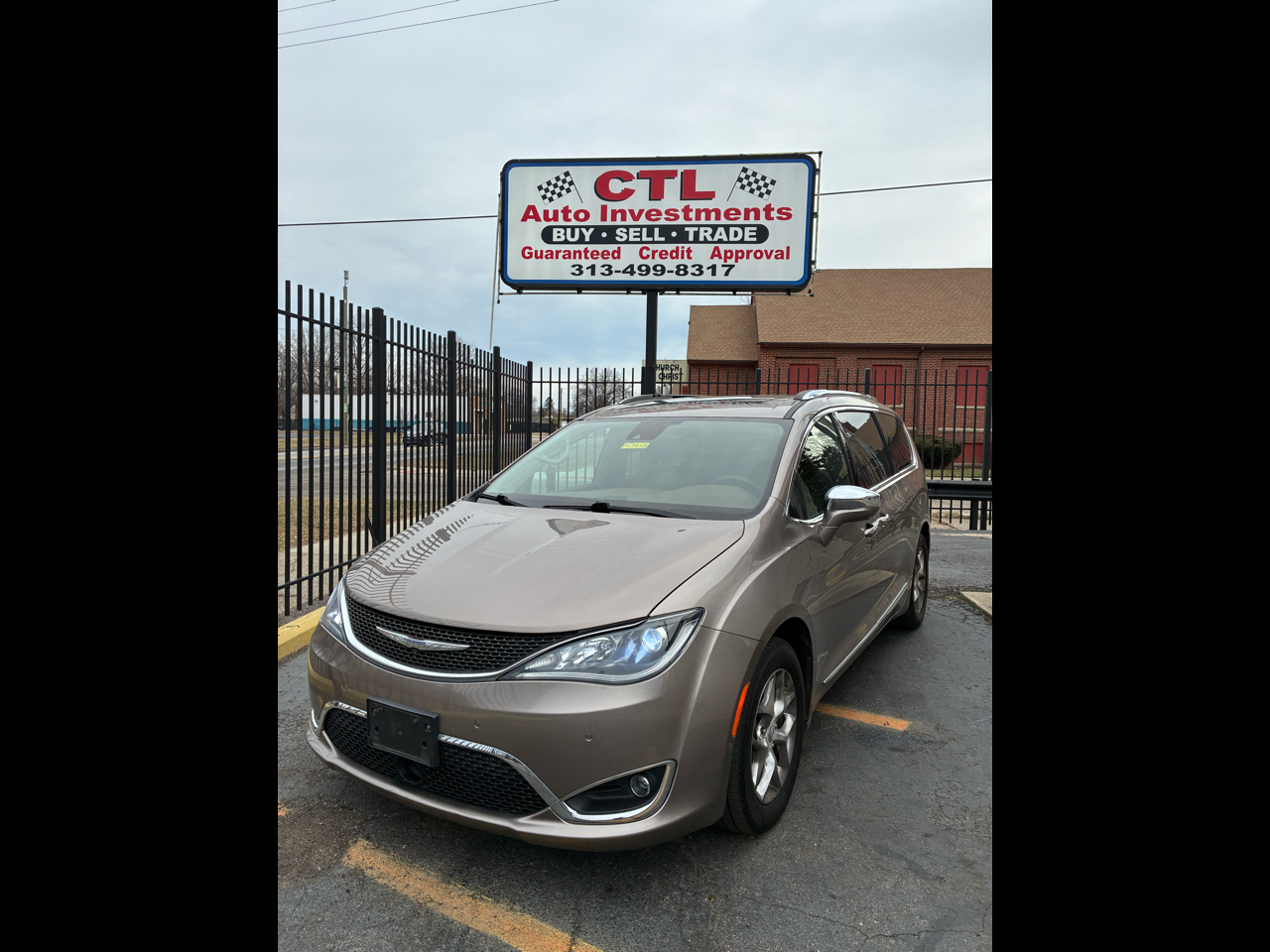 2017 Chrysler Pacifica Limited's photo