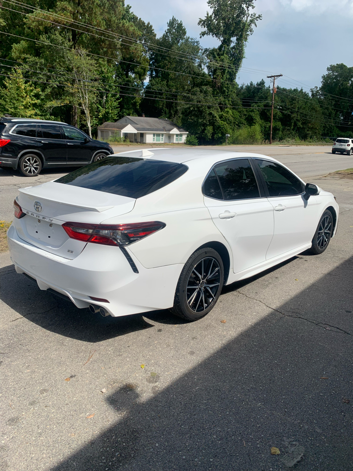 2021 Toyota Camry SE photo 3