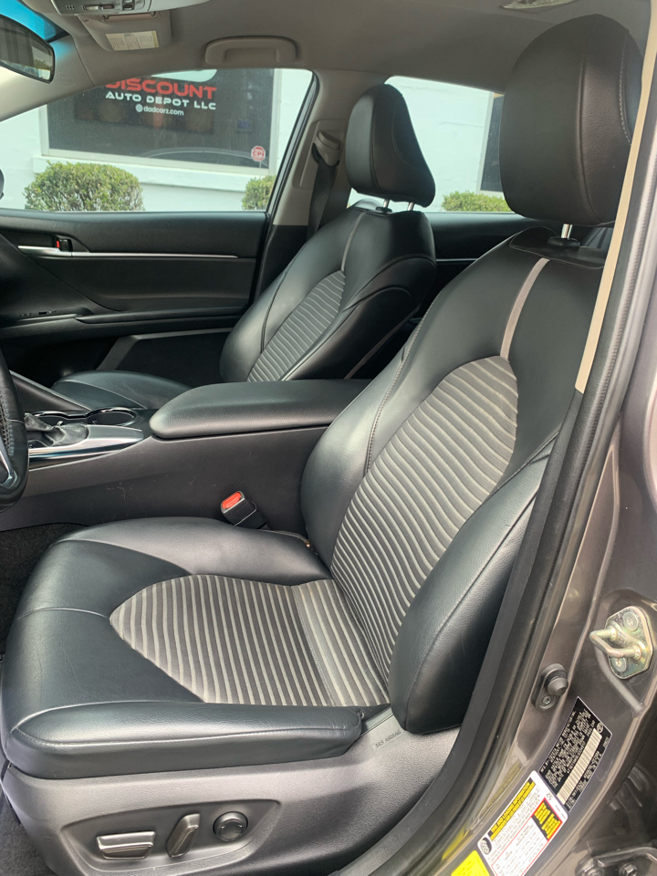 Toyota Camry SE 2020