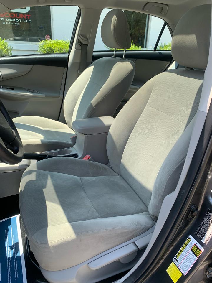 Toyota Corolla 4dr Sdn Auto LE (Natl) 2012