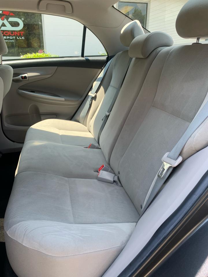 Toyota Corolla 4dr Sdn Auto LE (Natl) 2012