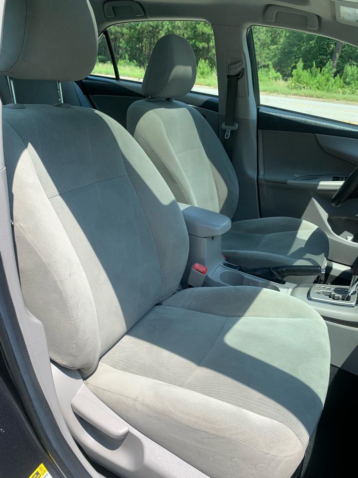 Toyota Corolla 4dr Sdn Auto LE (Natl) 2012