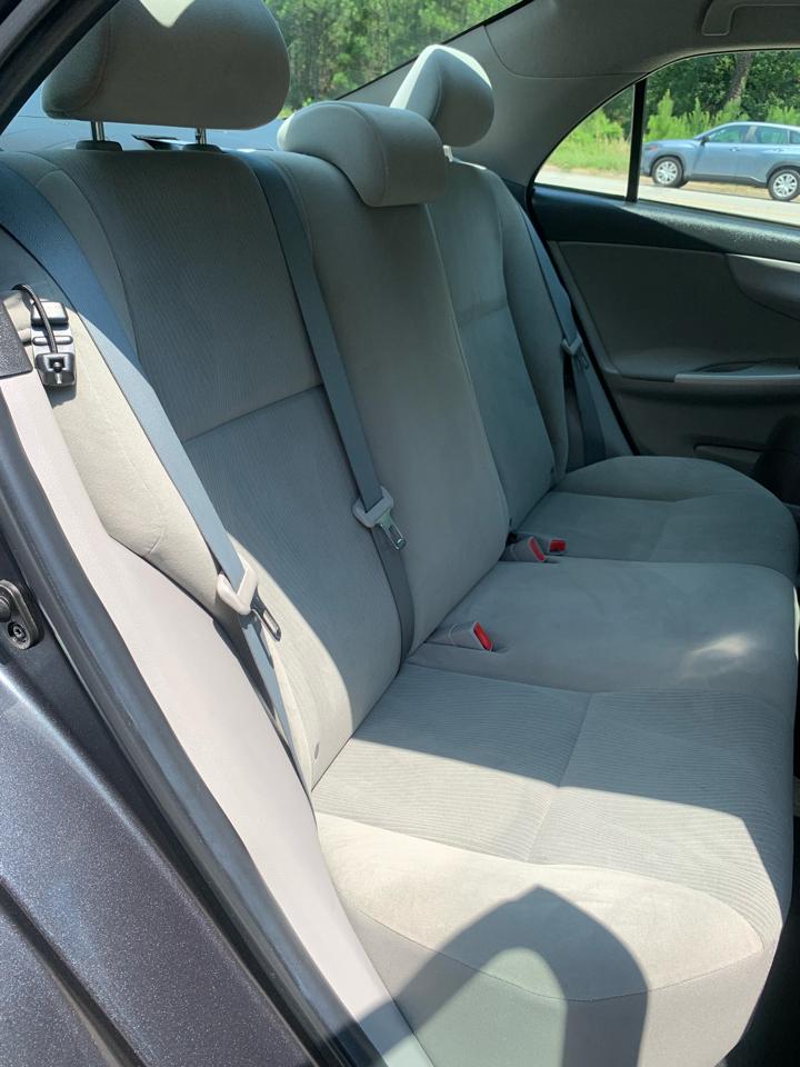 Toyota Corolla 4dr Sdn Auto LE (Natl) 2012