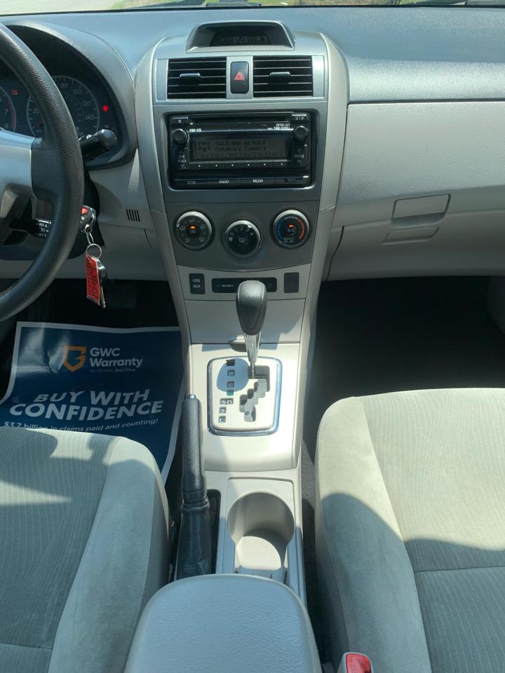 Toyota Corolla 4dr Sdn Auto LE (Natl) 2012