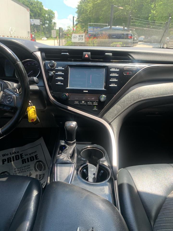 Toyota Camry SE Auto (Natl) 2020