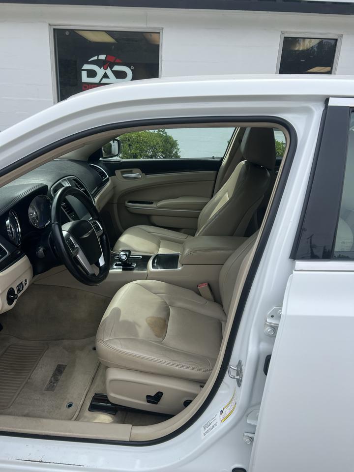 Chrysler 300 4dr Sdn AWD 2013
