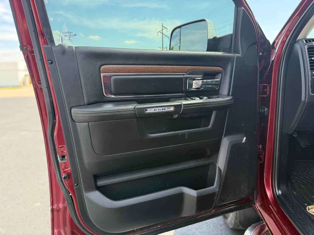 RAM 3500 Laramie Mega Cab 4WD DRW 2017