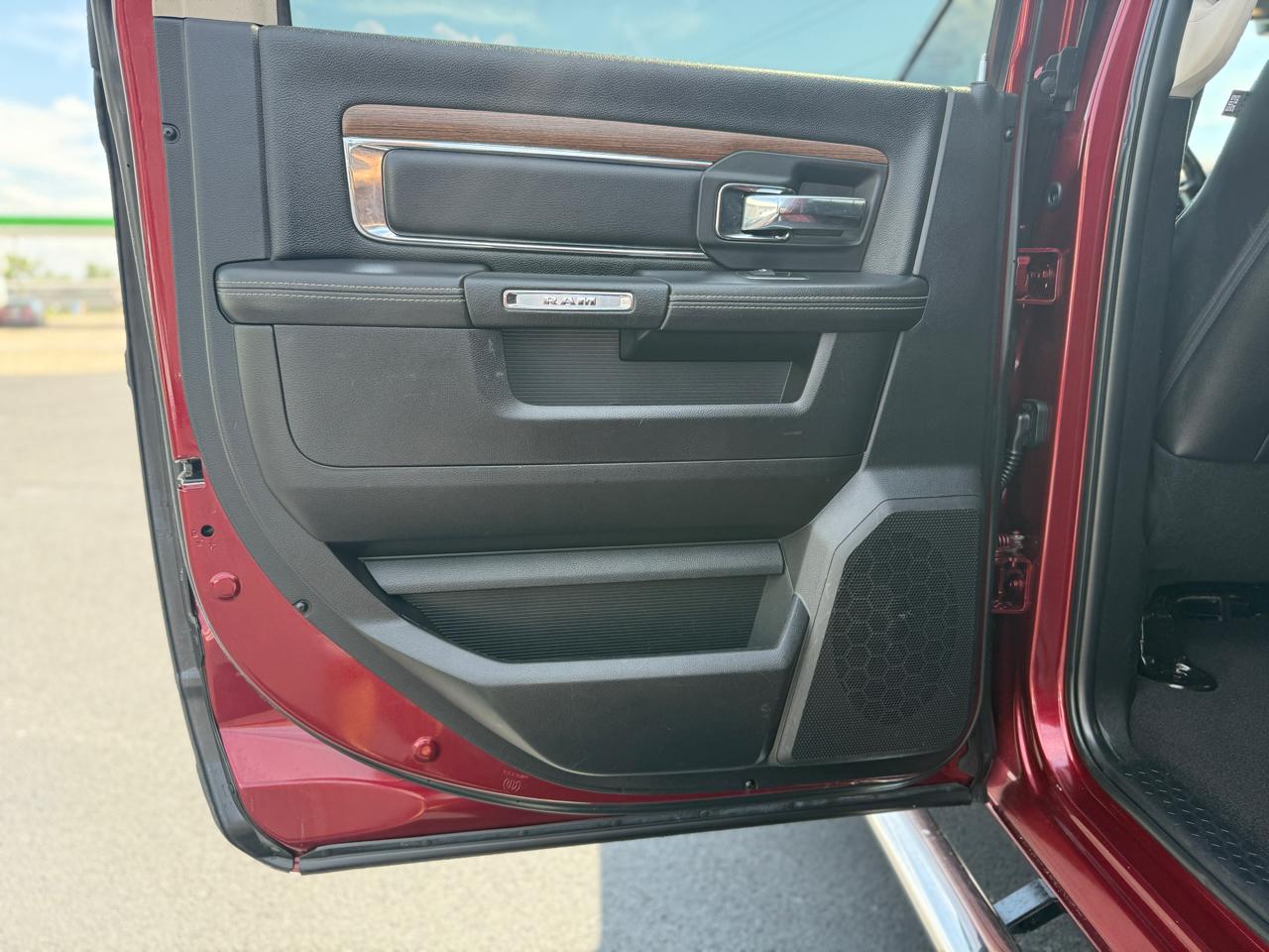 RAM 3500 Laramie Mega Cab 4WD DRW 2017
